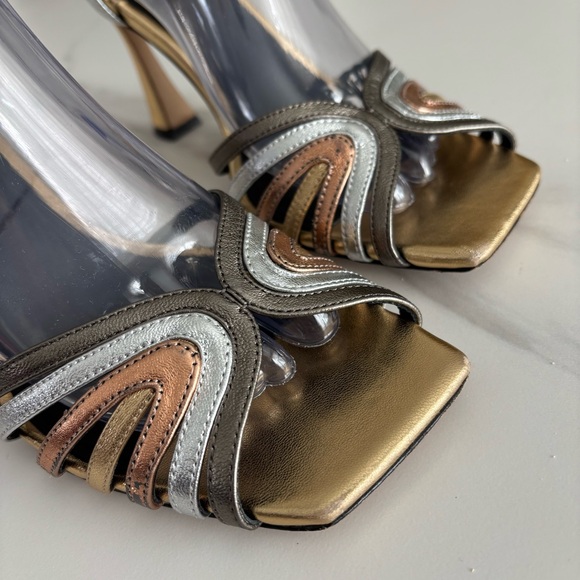 DEE OCLEPPO Carmel Sandals Gold and Silver Strappy Heels sz 9.5 - Picture 4 of 14
